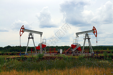 两个油泵化学品甲烷天空汽油杠杆草原化石红色植物力量图片