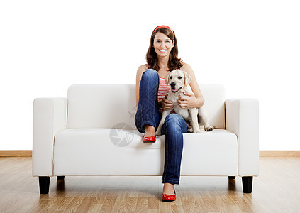 女孩与她最好的朋友幸福朋友猎犬乐趣宠物小狗沙发女性微笑朋友们图片
