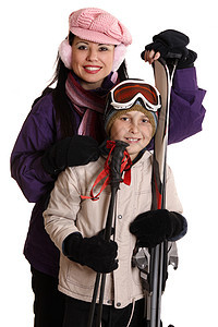 滑雪者寒冷滑雪母亲夹克娱乐女性微笑拥抱黑发滑雪板图片