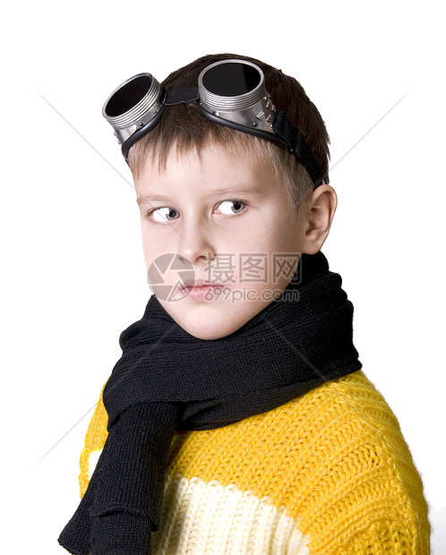 戴深色眼镜的男孩假装是飞行员图片