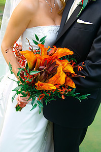 由新娘和Groom持有的彩色布束背景图片