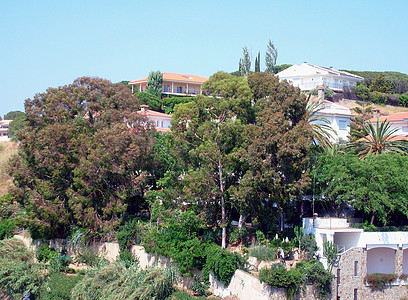 山坡上的西班牙住房建筑家园建筑物住宅风景房屋建筑学植被奢华图片