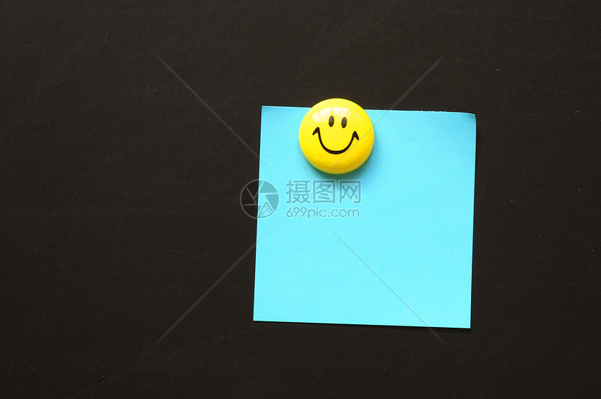 带复制空间的微笑和纸张标签红色黄色笔记纸商业空白卡片别针蓝色黑板图片
