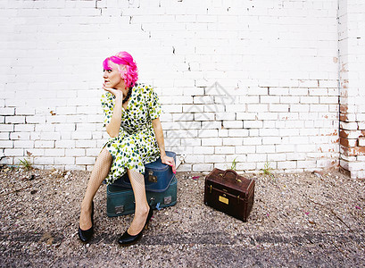 有粉色头发和小饼干盒的女人逃学手提箱街道月下旅行女士女性裙子丝袜姿势图片