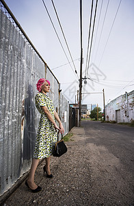 粉色头发的女人和在小巷里买包的裙子胡同姿势女性丝袜电源线褶皱时尚逃学月下图片