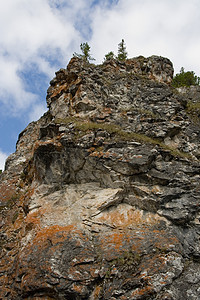 乌拉尔山红色灰色职员树干蓝色天空石头岩石白色山脉图片