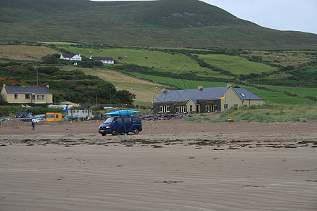沙滩上的汽车山脉蓝色海岸海滩图片