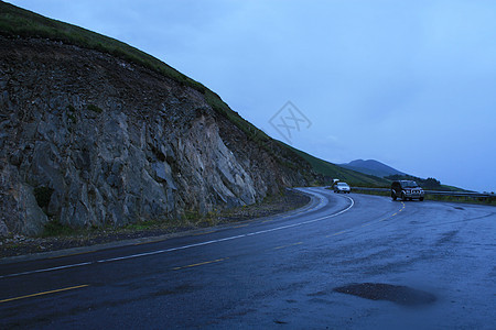 暴雨中漫漫的山岳图片