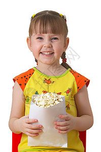 小女孩带爆米花包微笑女孩喜悦乐趣爆米花头发眼睛图片