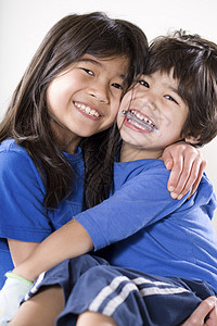 姐姐抱着她残疾的小弟弟孩子照顾者家庭拥抱脑瘫兄弟姐妹乐趣混血牙套兄弟图片