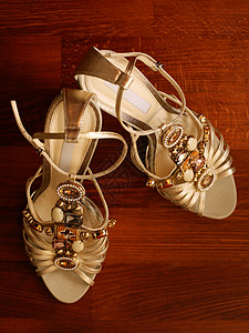结婚鞋脚跟梯子木地板婚礼女士珠子蕾丝丝袜锦缎金子背景图片
