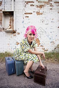 粉色头发和小手提箱的女人手提箱月下丝袜女士化妆品胡同钱包逃学时尚裙子图片