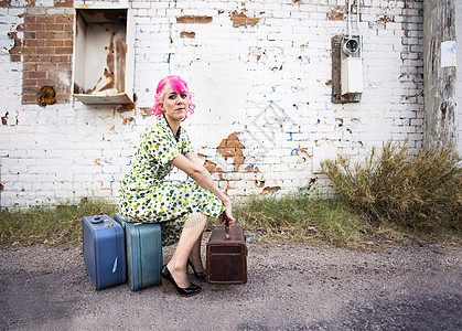 有粉色头发和小饼干盒的女人胡同钱包逃学街道女性褶皱旅行丝袜女士手提箱图片