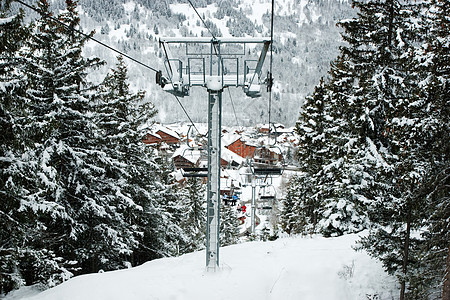 滑雪车滑雪板运输假期空气缆车追求森林椅子运动闲暇图片