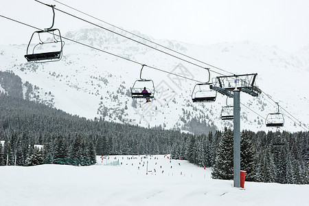 滑雪车升降椅高山滑雪者电缆游客爬坡活动假期空气闲暇图片