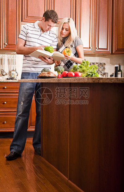 年轻夫妇烹饪妻子男人厨房女士头发蔬菜棕色休闲营养伙伴图片