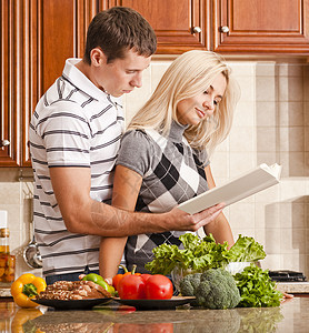 年轻夫妇烹饪金发妻子营养女士食品伙伴丈夫厨房女性头发图片
