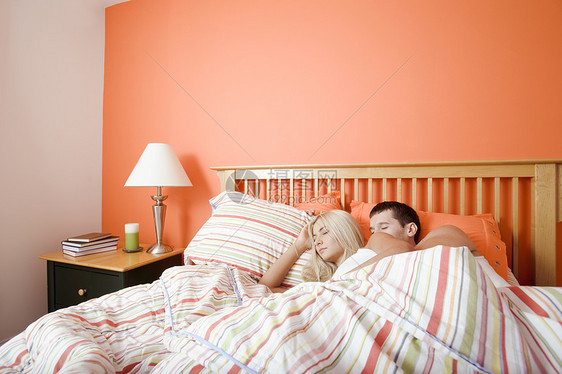 在床上睡觉的年轻夫妇睡眠卧室勺子棕色女士眼睛男人影棚床头柜男性图片