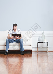 人读起居室食堂活动孤独桌子牛仔裤教育蓝色花瓶公寓男性服装图片