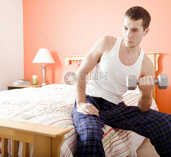 在卧室用手臂重量的人正方形睡衣训练房子沉思力量公寓休闲裁剪头发图片