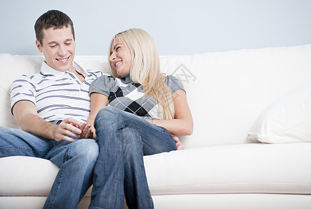 情侣欢笑和放松在库奇身上裁剪喜悦长椅棕色快乐头发男人妻子蓝色女士图片