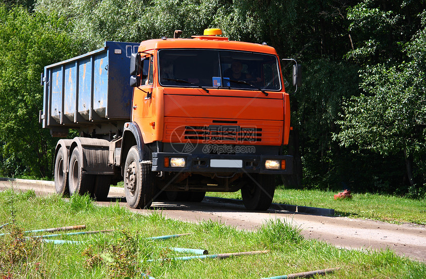 橙色垃圾卡车车辆货车土地货物碎片倾倒料斗车轮摄影垃圾车图片