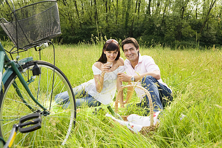 草地闲暇成年人男朋友饮食夫妻女士活动年轻人酒精自行车图片