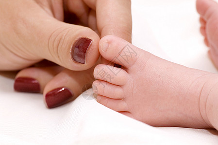 母亲的手和婴儿的脚护理手指父母手臂压痛脚趾新生后盾孩子雏鸟图片