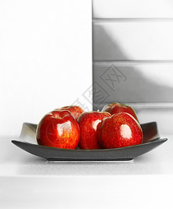白厨房桌上的苹果烹饪奶奶广告乡愁柜台盘子房子晴天野花陶瓷图片