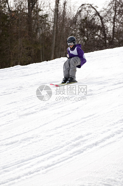 青年自由式滑雪下坡滑雪者诡计行动特技雕刻乐趣季节空气男人图片