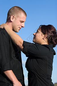 迷人的年轻夫妇男人异性友谊恋人夫妻男性拥抱女士幸福婚姻图片