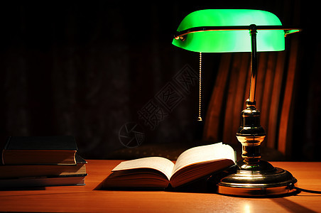 绿桌电灯和开书金子绿色图书乐队房间灯泡褐色电气水晶棕色图片