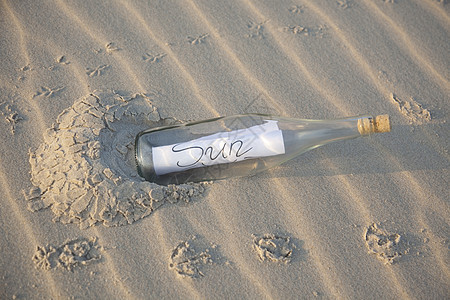 沙滩上一个干净的玻璃瓶子热带假期孤独海浪气候场景纹理黄色日落脆弱性图片