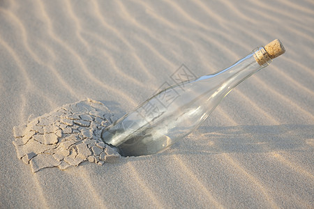 沙滩上一个干净的玻璃瓶子纹理假期热带场景日落黄色海浪孤独脆弱性气候图片