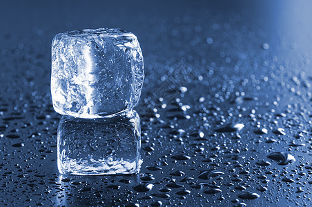 冰雪立方体宏辉光水滴清凉冻结蓝色玻璃冰块冷藏图片