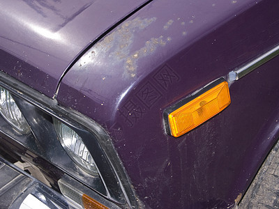 汽车机翼生锈大灯紫色茄子车轮反射图片