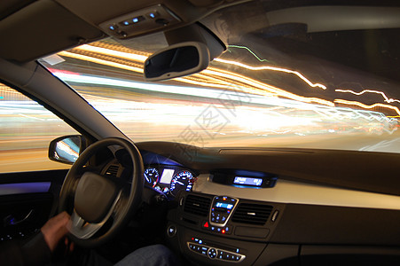 夜间起动的汽车短跑速度交通运动黑暗加速度条纹道路红绿灯曲线图片