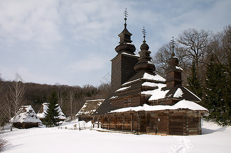 冬季风景中的旧木制教堂背景图片