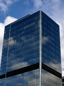 玻璃玻璃大楼窗户金属办公室白色公寓天空城市蓝色晴天夫妻图片