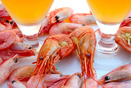 啤酒和虾虾泡沫海鲜小吃粉色营养美味黄色熟食食物玻璃图片