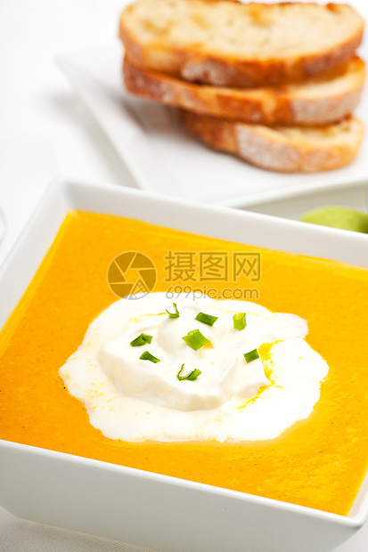 南瓜汤和小面包 白白孤立图片