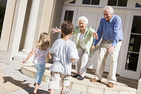 祖父母欢迎孙辈人人员夫妻孙女退休男生兄弟访问祖母女孩前门图片