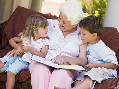 外祖母向孙辈朗读孙子老年祖母祖父母微笑露台姐姐小男孩兄弟女士图片