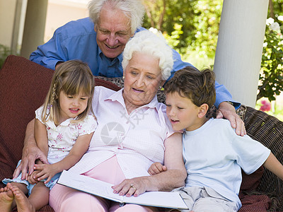 向孙辈阅读的祖父母男生微笑女士老年孙女小男孩女性露台保姆兄弟图片