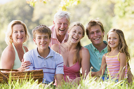 家人在野餐时微笑中年孩子享受婴儿潮小男孩老年男生兄弟女儿男性图片