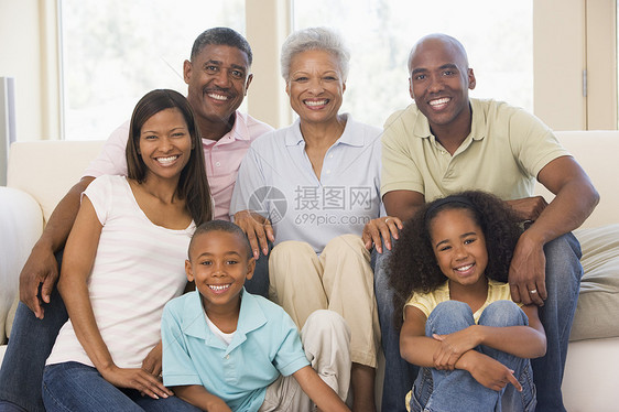 住在客厅的大家庭微笑地笑着女性儿子夫妻孩子团体爸爸女士中年男性家庭图片