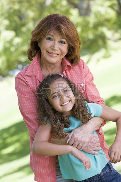 外祖母和孙女笑着微笑祖父母头肩两个人女孩公园祖母水平成人女士女性图片