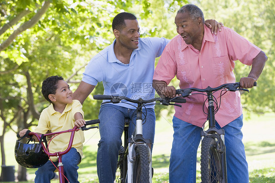 外祖父孙子骑脚踏车老年家长父亲活动祖父三个人儿子爸爸安全帽男性图片