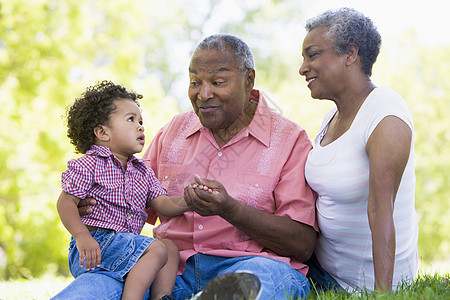 祖父母和孙子在公园里图片