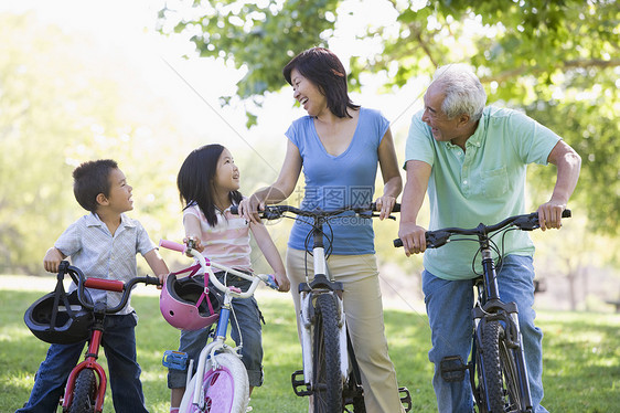 与孙辈一起骑自行车的祖父母男性孩子家庭公园男人男生活动女性女士微笑图片